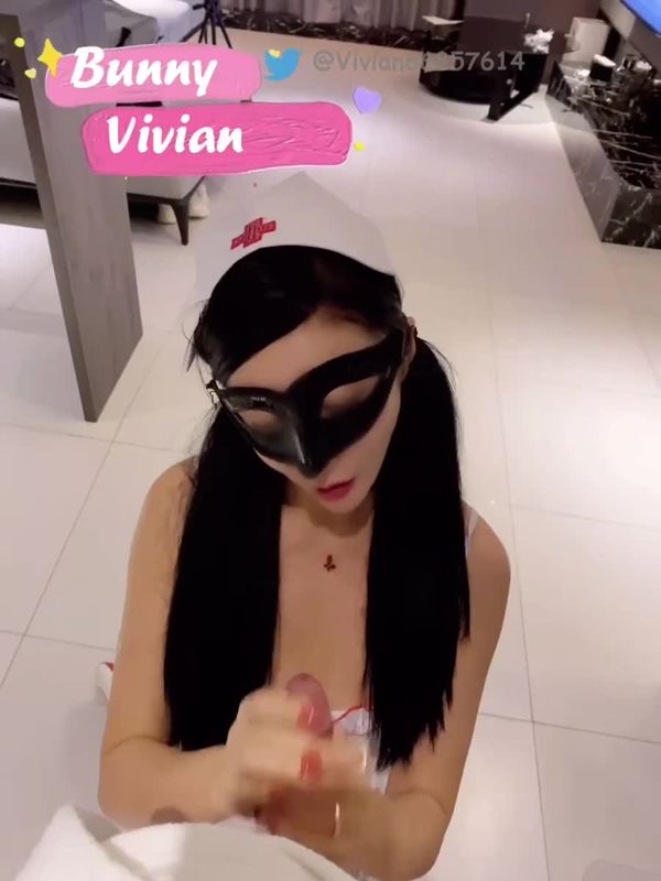 推特女神『爱丝袜Vivian姐』定制版主题 - 激情小护士自拍