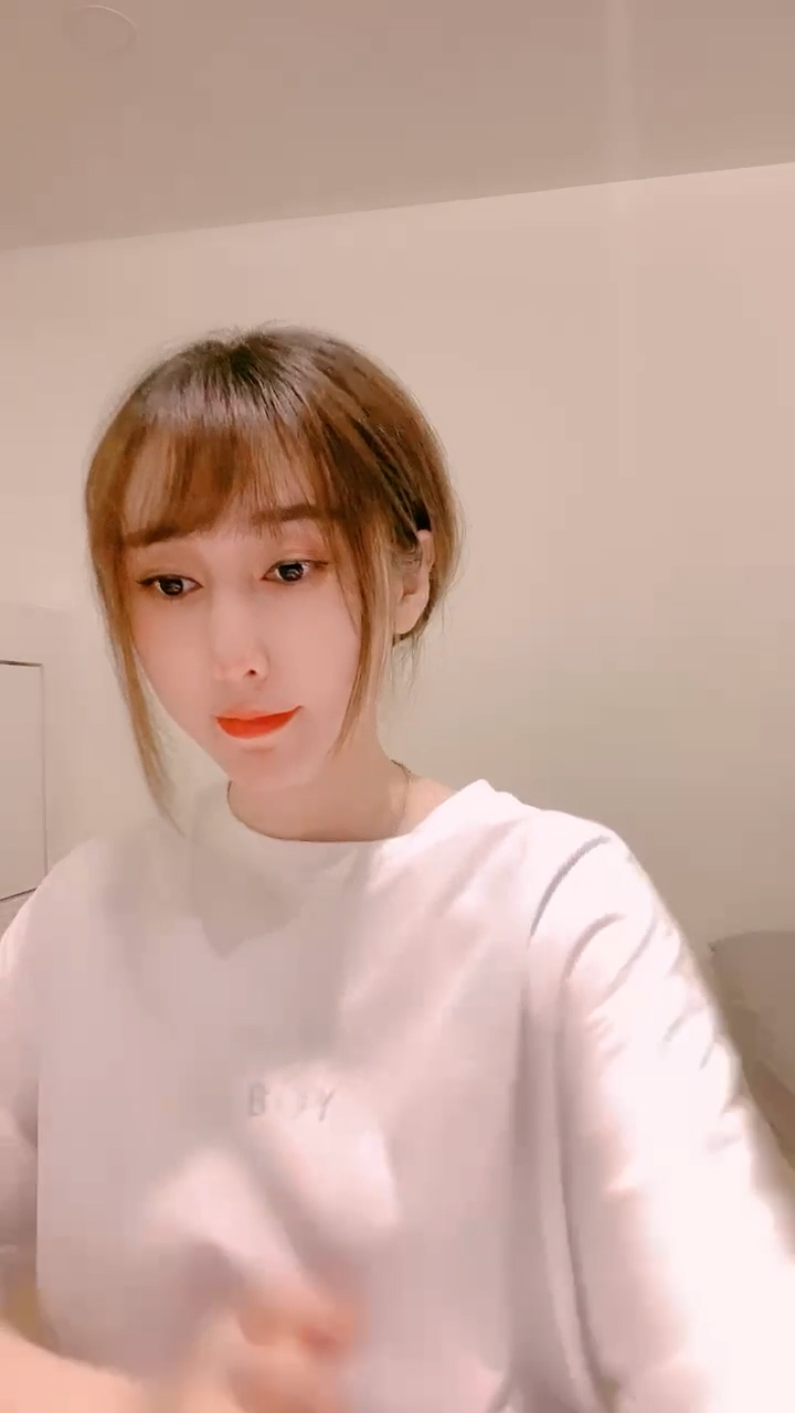 9分颜值甜美女神！情趣内衣黑色网袜！翘起大白臀，自摸揉搓小穴，拍打流出淫水，娇喘呻吟