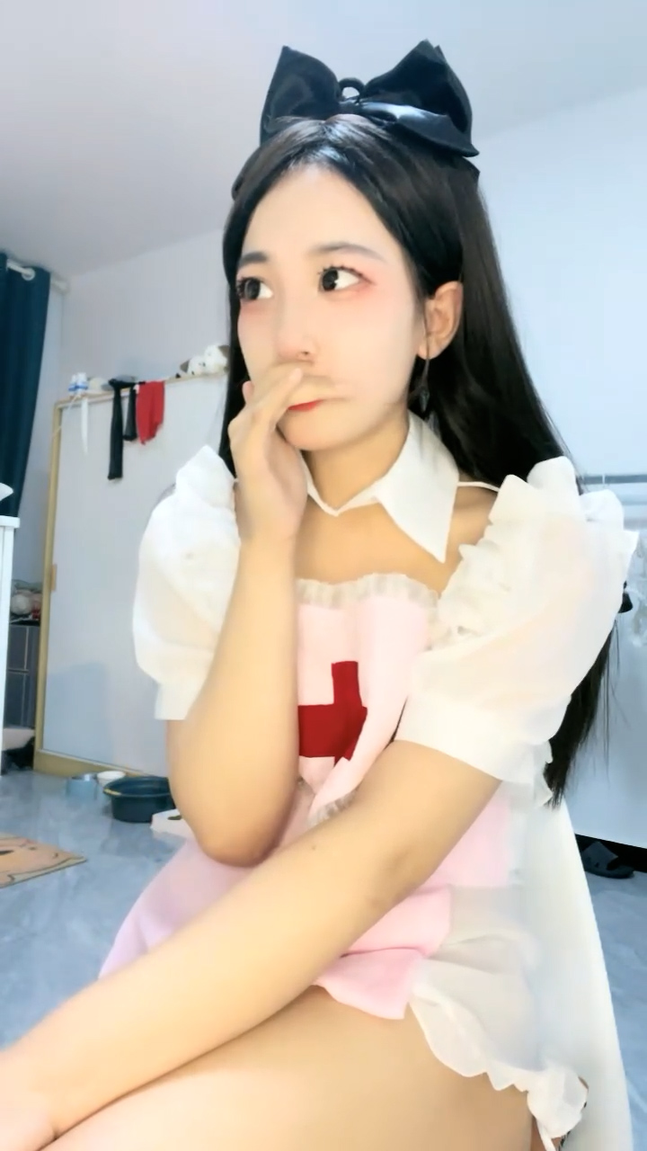 极品网红小姐姐！约炮操逼收费房！情趣女仆装，美腿黑丝特写吃屌，骑乘位操骚穴，后入深插猛怼