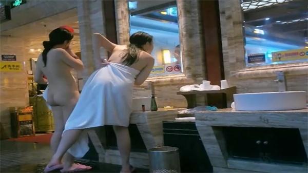 温泉浴室偷拍：极品骚货赤裸湿身私密内部全曝光！