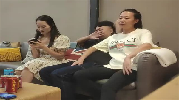 野外拖拉机狂震！极品村姑被双龙大屌爆操4P猛干！