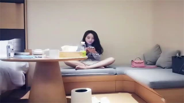 极品巨乳一碰就湿，超短裤辣妹敏感骚穴被狂操内射