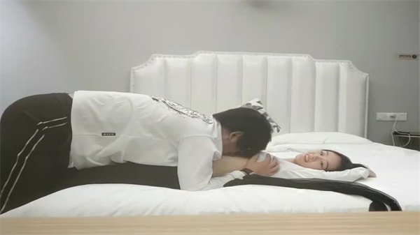 狂干短发外围巨乳美人 内射骚穴到高潮